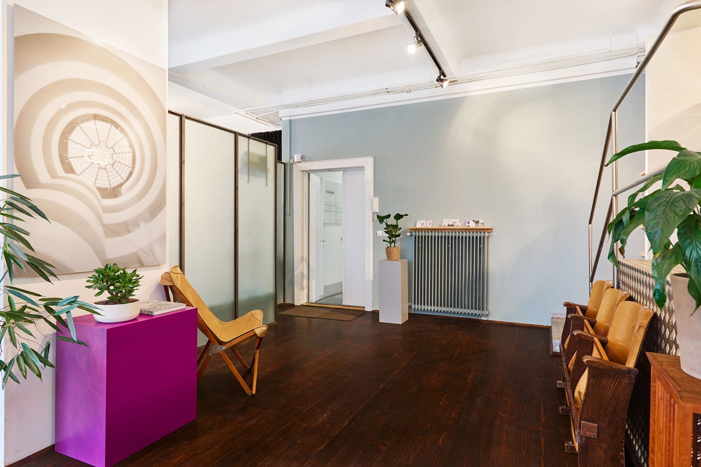 FRAME Studio – Fensterfront beim Eingang