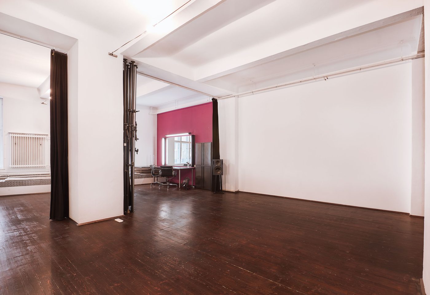 FRAME Studio – Vorhänge offen