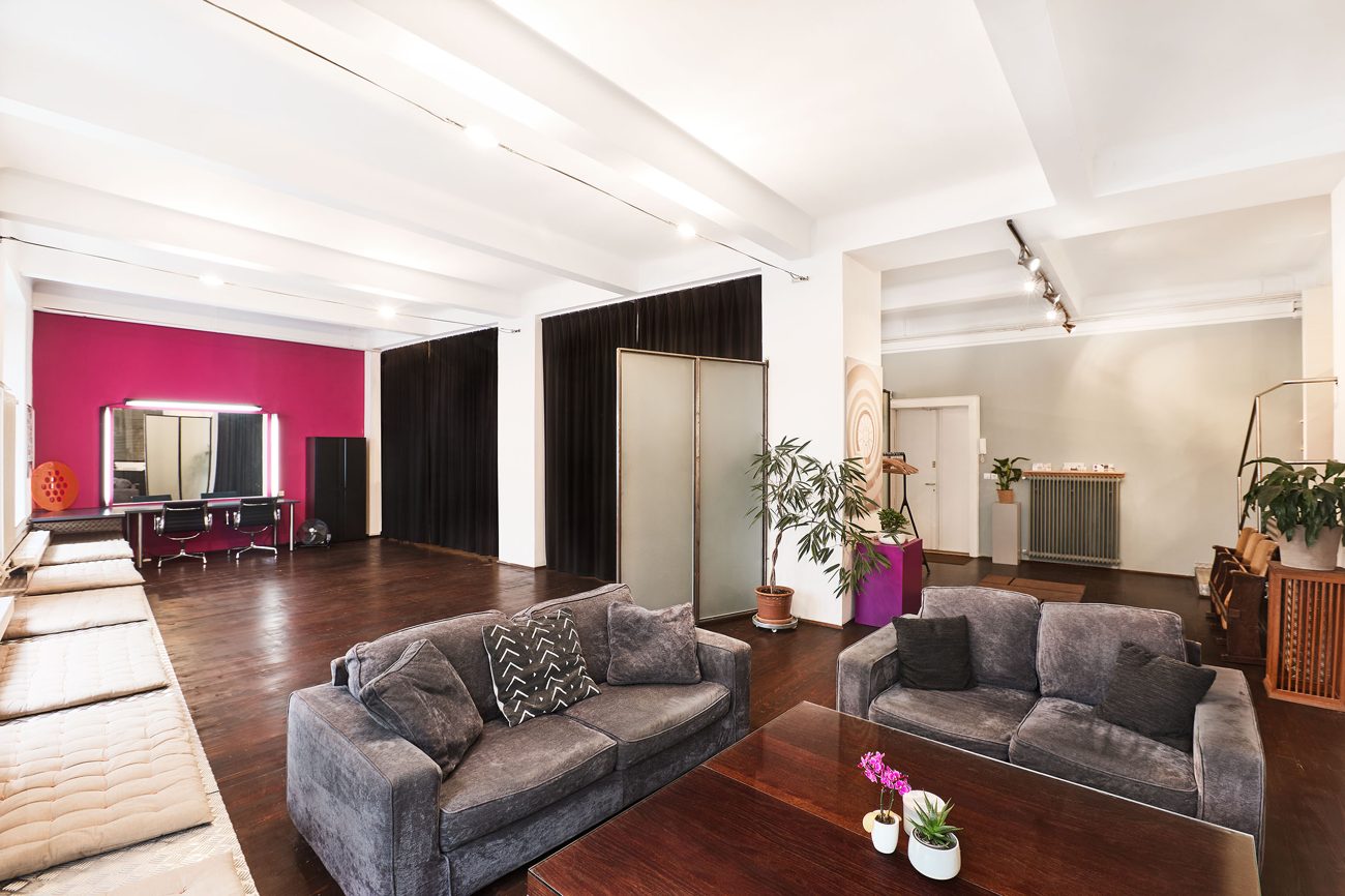 FRAME Studio – abgedunkelt, Vorhang zu